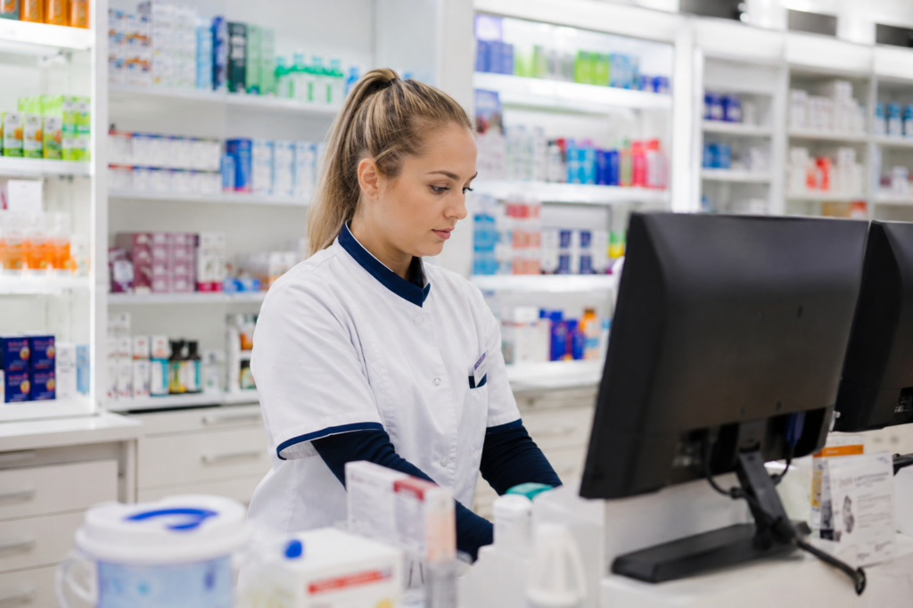 Apotheekassistent in de apotheek achter een computerscherm