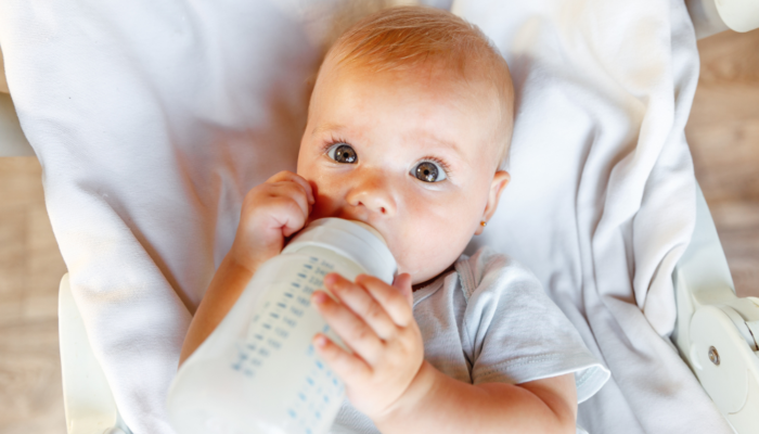 Baby drinkt flesje