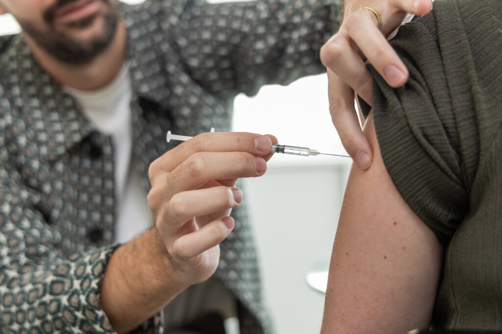 Vaccinatie-apotheker-zet-griepspuit-2026